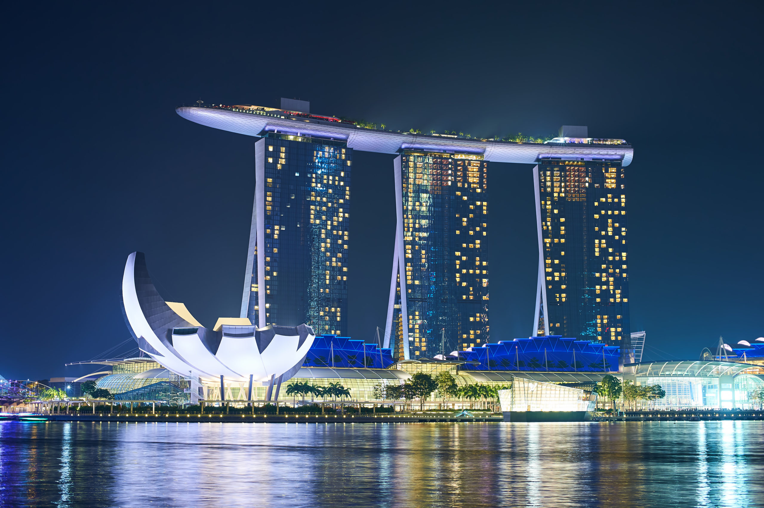 Marina Bay Sands Infinity Pool in Singapore, an iconic rooftop pool with breathtaking city views, featuring a luxurious and infinity-edge design.
